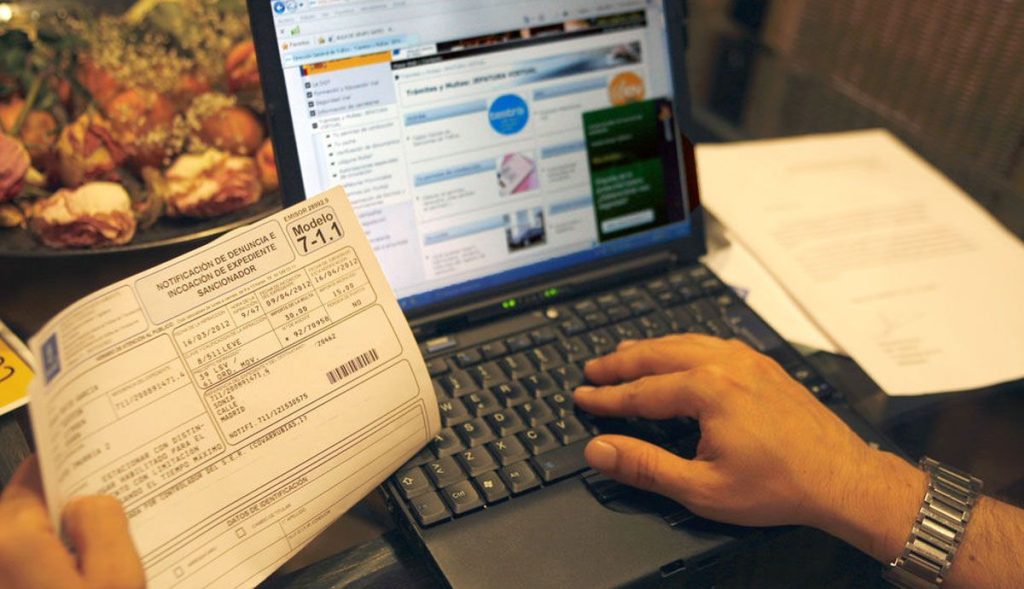 Dgt: Multa De 900 Euros