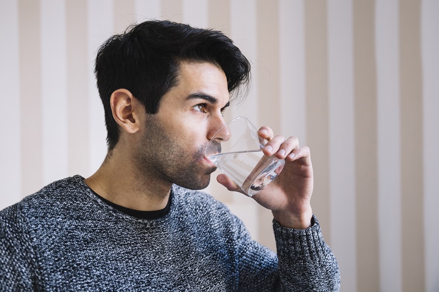 Hombre Con Botellas De Plástico