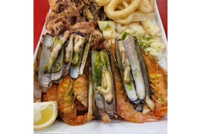 La bandeja de fritura y marisco, la gran especialidad del restaurante La Taberna Casera, en Valencia