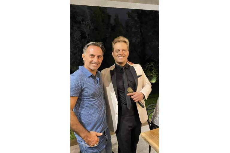 El imitador Luis Miguel y su show para fiestas