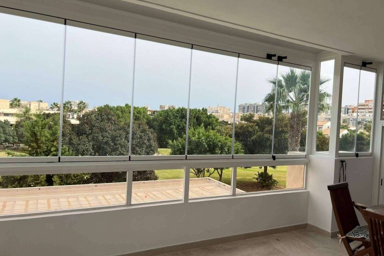 La empresa Proftek brinda cortinas de cristal para terrazas y porches a un precio accesible