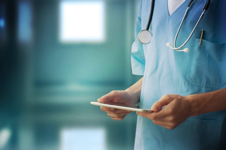 Ventajas de las formaciones técnicas online para el sector sanitario, por la firma Enfermería Evidente