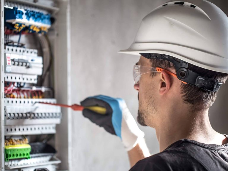 Servicios de electricistas en Marbella las 24h del día, con Soluciones González