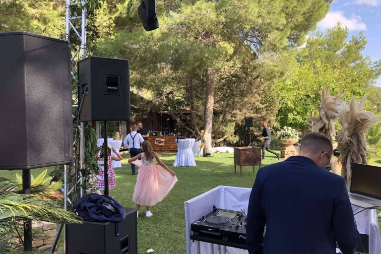 DJ y cantantes para bodas, eventos y fiestas en Barcelona e Ibiza, de la mano de Alquilar Sonido