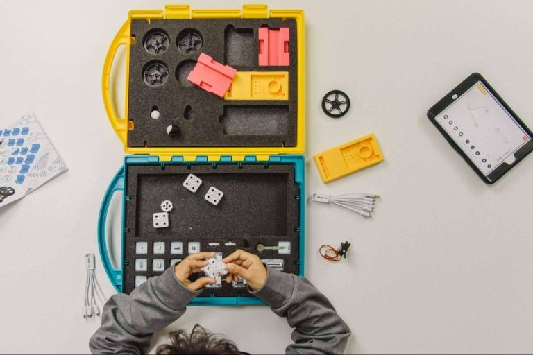 Uno de los referentes actuales en la enseñanza de tecnología en España es Happy Code