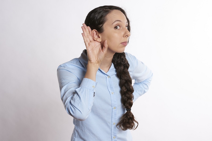 Mujer sin limpiar los oidos