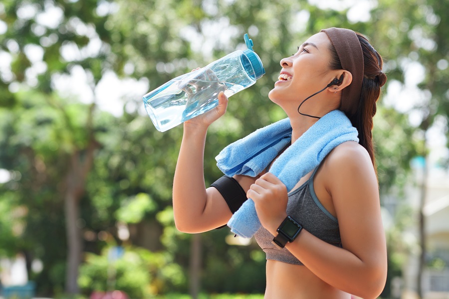 Mujer Tomando Agua Para Prevenir Azúcar