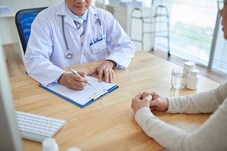 Mujer Acude Al Médico Por Cáncer