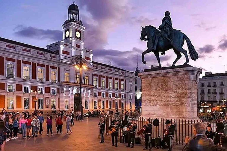 Las obras en Sol afean el aspecto navideño entre los turistas