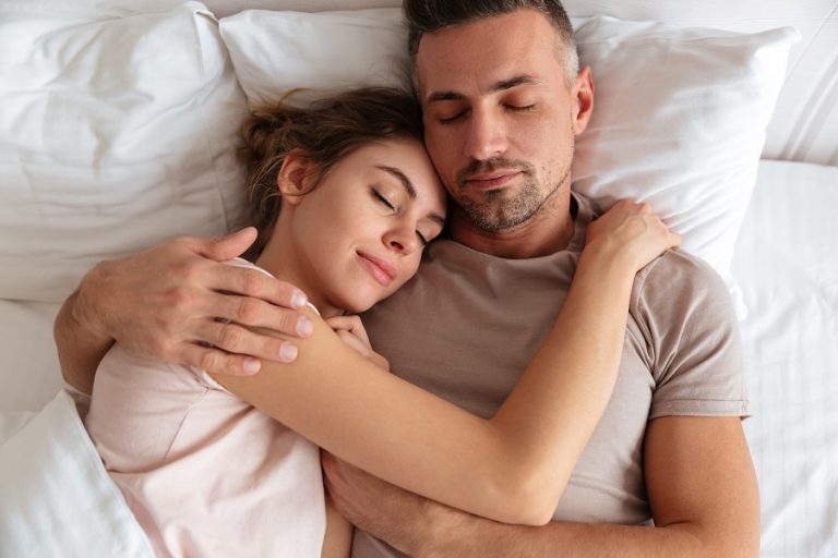 Esto es lo que significan las distintas posturas al dormir con tu pareja