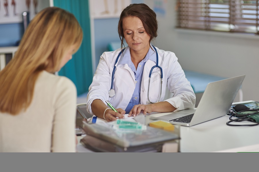 Medico Recetando Codeína