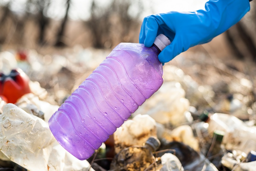 Recogiendo Botellas De Plástico