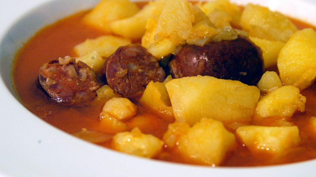 Patatas guisadas con chorizo