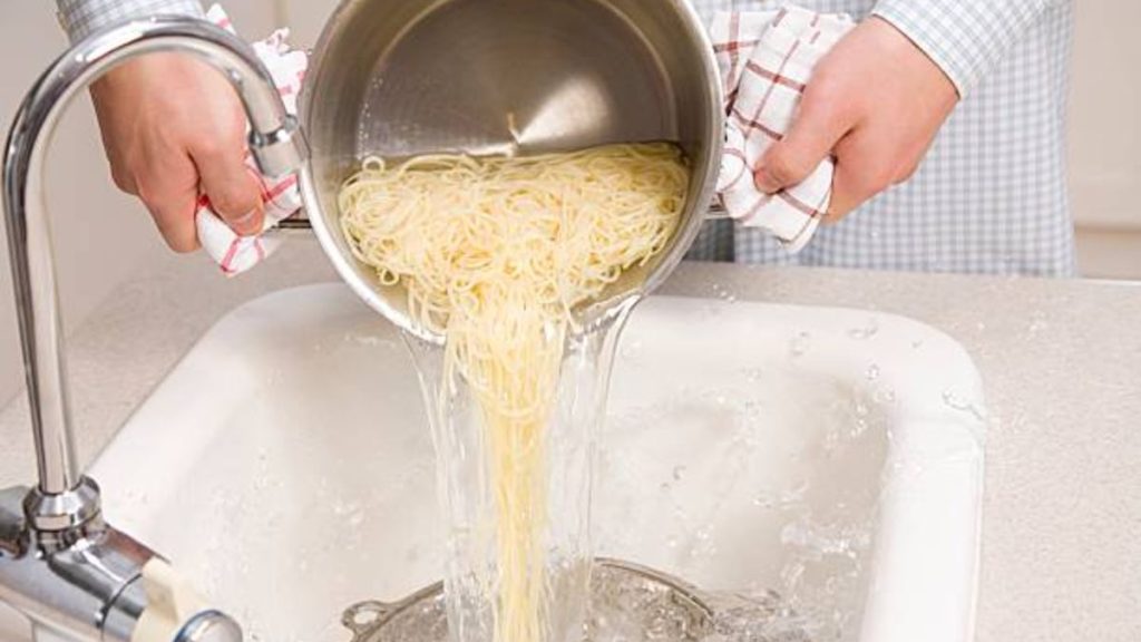 Por qué no debes tirar el agua donde cueces la pasta
