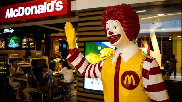McDonald’s se ‘come’ la gastronomía española y penaliza a los pequeños comercios