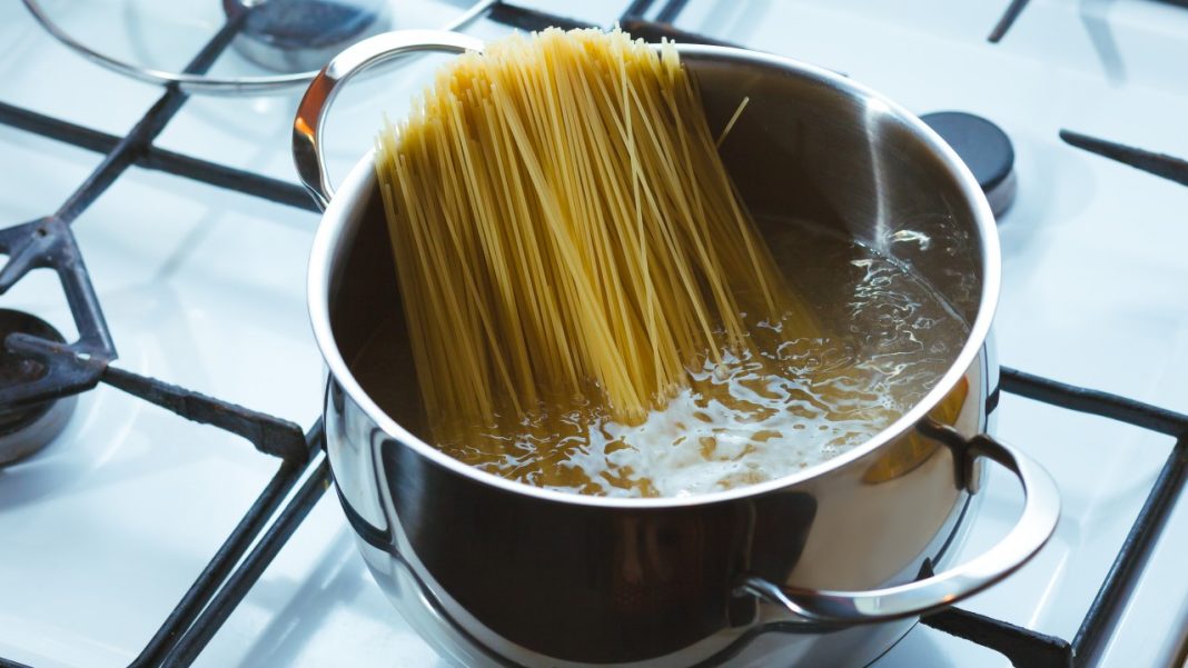 Por qué no debes tirar el agua donde cueces la pasta