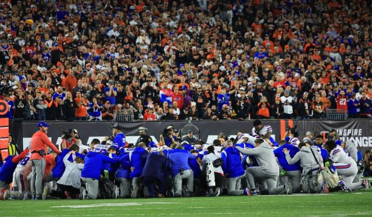 Un jugador de la NFL en estado crítico tras desplomarse durante un partido