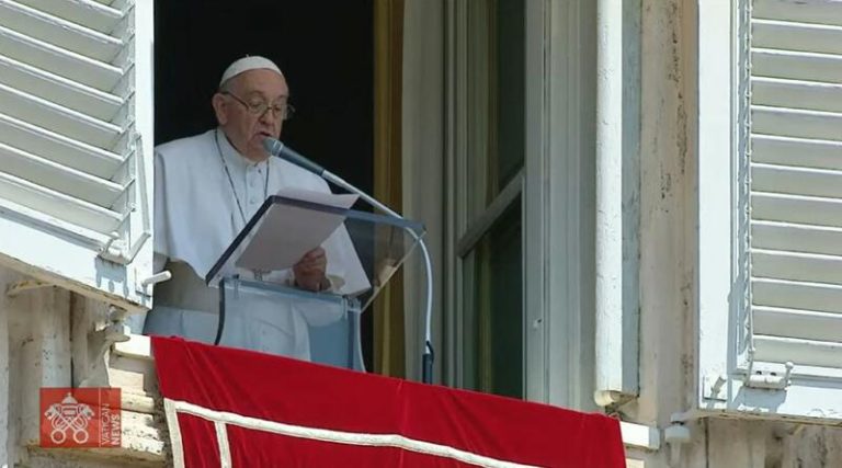El Papa prologa un libro con reflexiones espirituales de Benedicto XVI: «Hizo teología de rodillas»