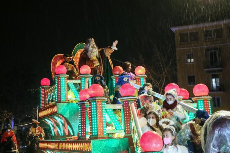 Los Reyes Magos llegan a España esquiando, en ala delta o tirolina, y sin las restricciones de 2021 y 2022