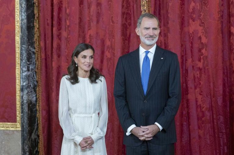 Los Reyes asistirán a la inauguración de la farmacia Llabrés en Menorca que heredaron de un empresario