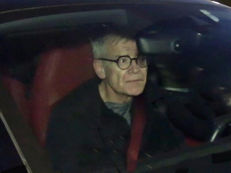 El padre de Gerard Piqué, increpado por los fans de Shakira: «¿Y el Twingo? ¡Tiene un Rolex!»