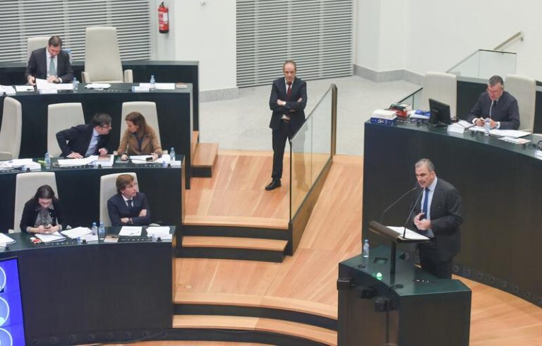 Almeida acusa a Ortega Smith de «caer bajo», situarse en «deriva populista» y «coincidir con los postulados podemitas»