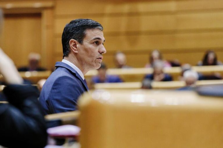 Sánchez llama a propagar «por tierra, mar y aire» los postulados de «la ultraderecha» sobre trabajadores y SMI