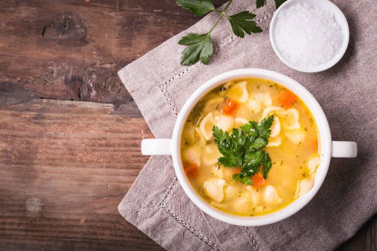 Sopa de pollo: la receta sencilla para evitar resfriados