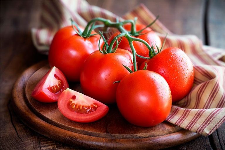 Por qué no debes guardar los tomates en el frigorífico