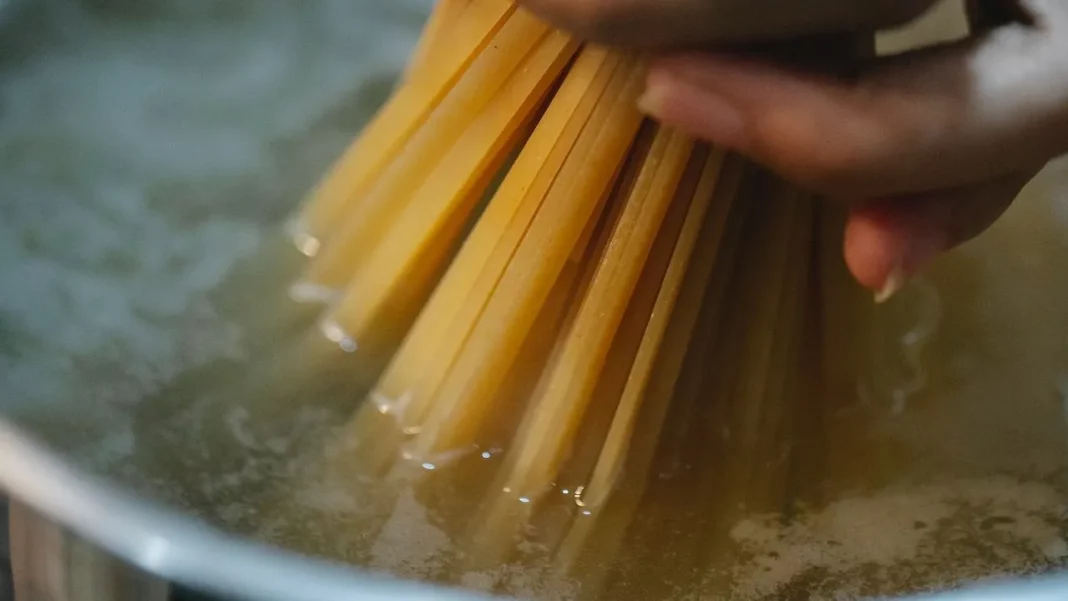 Por qué no debes tirar el agua donde cueces la pasta