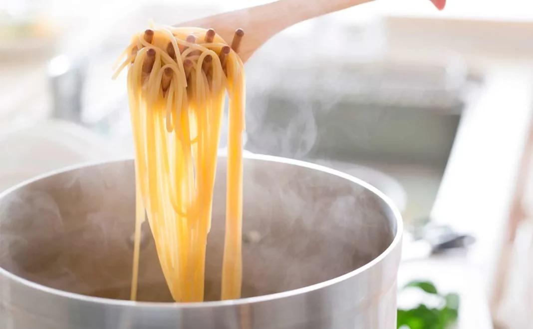 Por qué no debes tirar el agua donde cueces la pasta