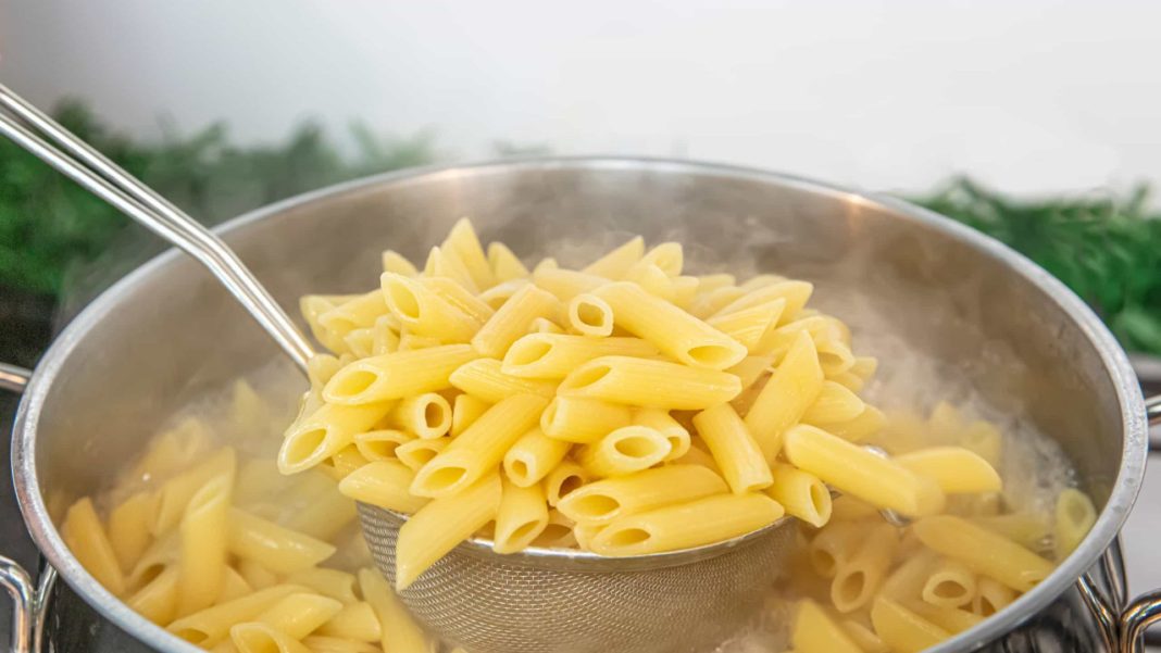 Por qué no debes tirar el agua donde cueces la pasta