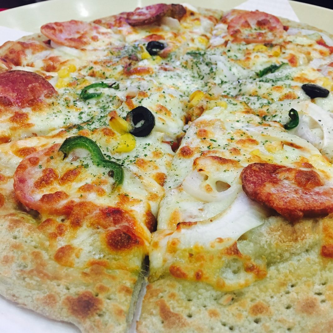 Así puedes preparar una pizza en casa igual que en Domino’s