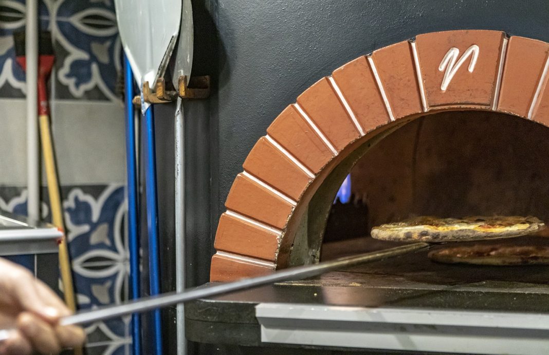 Así puedes preparar una pizza en casa igual que en Domino’s