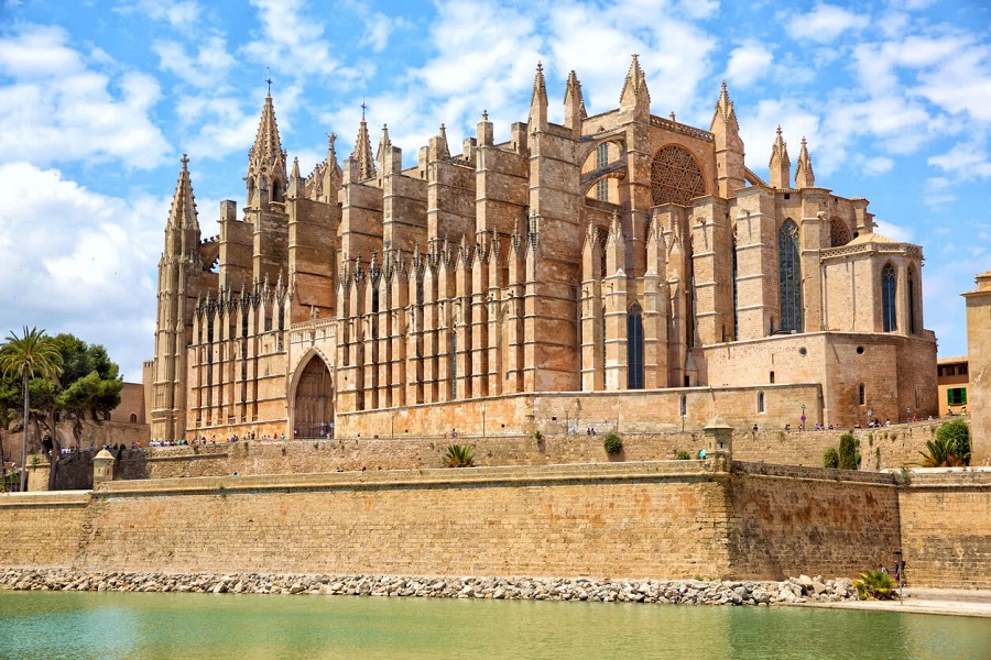 Las Joyas De Gaudí Que Puedes Visitar Sin Ir A Cataluña