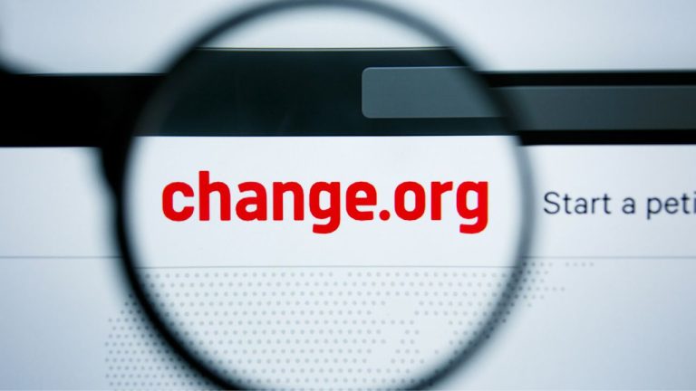 Enterrar a Franco en la Sagrada Familia y otras peticiones locas en Change.org