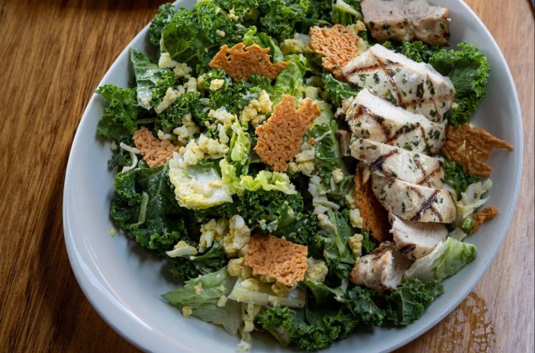 Ensalada de pollo: el “toque” de Arguiñano para que quede irresistible