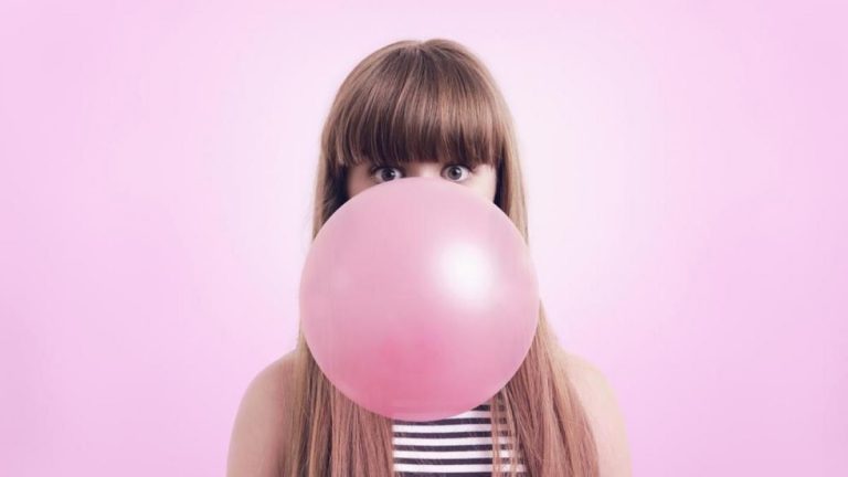 Esto es lo que le puede pasar a tu cuerpo si comes muchos chicles
