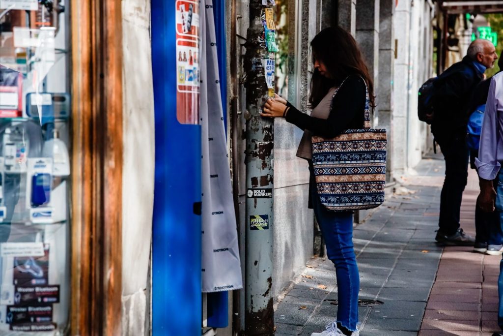 Madrid Se Convierte En La 'Meca' Del Paro Tras Una Subida Del 16,15% En 2022 1 Europapress 4773236 Mujer Pega Papel Farola 27 Octubre 2022 Madrid Espana Paro Subido 60800 1