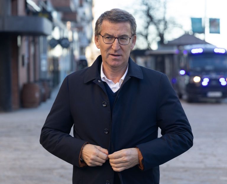 Feijóo sigue sin convencer: «derrapa» en las encuestas y con Carlos Herrera