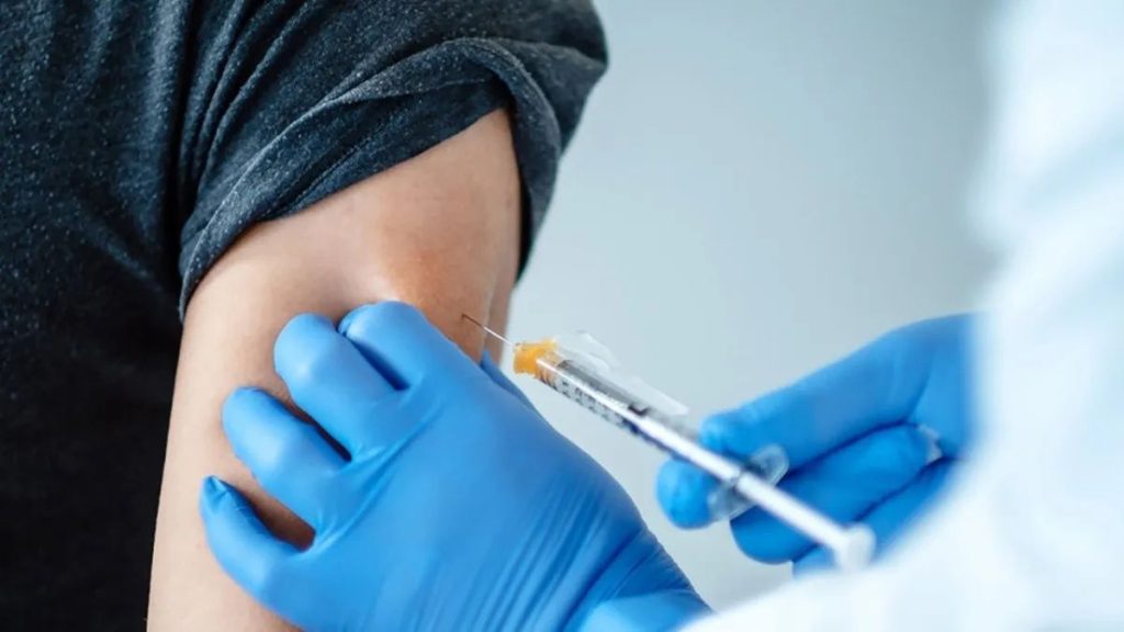 La Importancia de la vacunación y el uso de las mascarillas 
