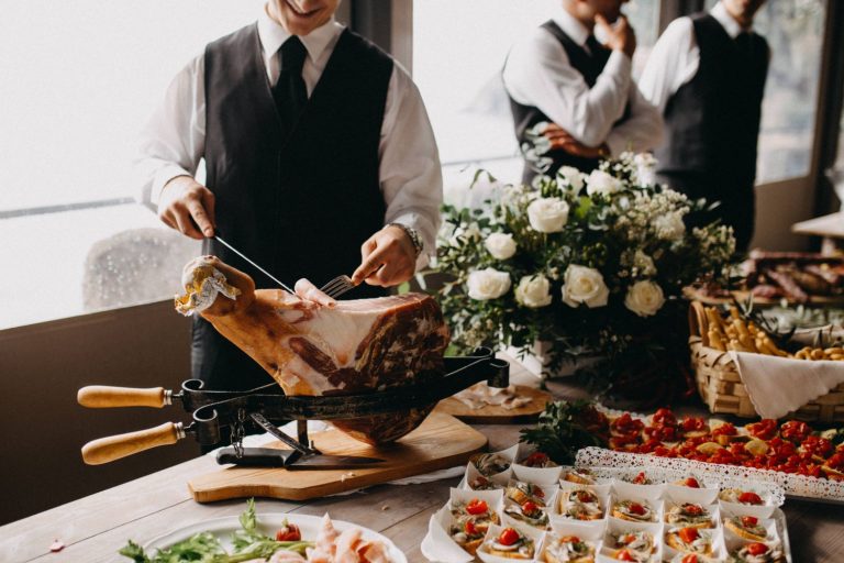 Jamón ibérico: así puedes cortarlo en casa igual que un profesional