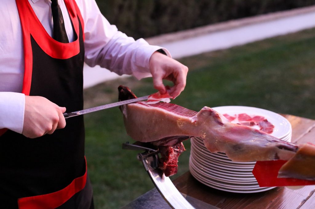 Jamón Ibérico: Así Puedes Cortarlo En Casa Igual Que Un Profesional
