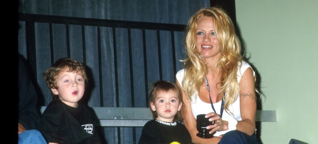 Tuvo Dos Hijos De Su Matrimonio Con Tommy Lee, Brandon Y Dylan, Y Los Dio A Luz En Su Propia Casa Con Ayuda De Una Partera