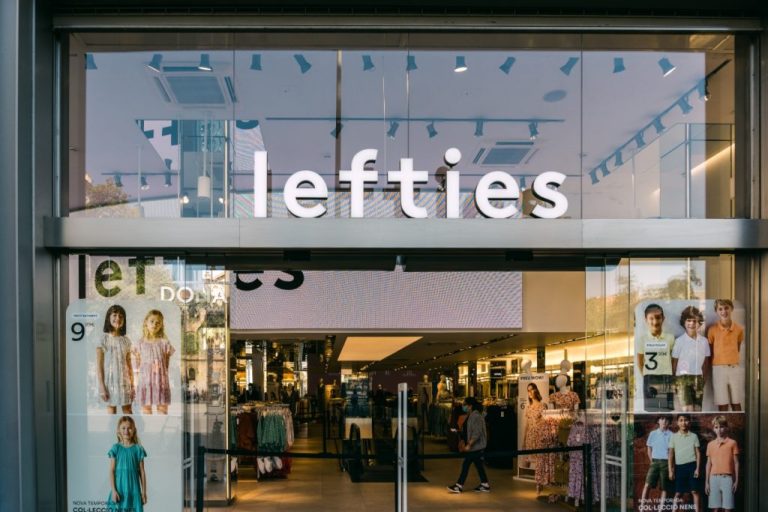 El vestido de Lefties a precio de mercadillo que causa sensación