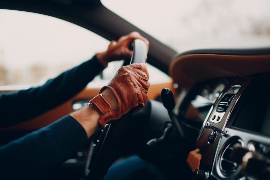 Los guantes de conducir ayudan a combatir la fatiga de las manos