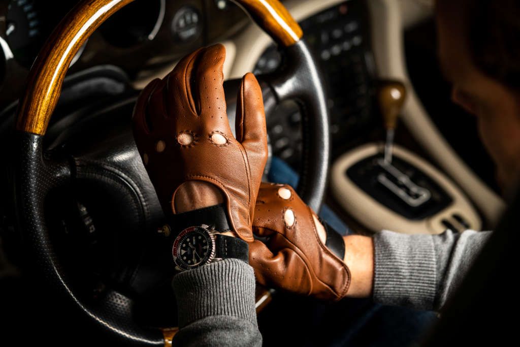 Los motivos por que los guantes de conducir deberían ponerse de moda
