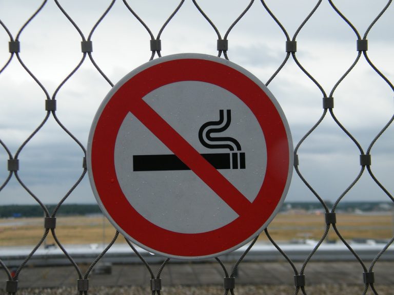 Lugares curiosos donde está prohibido fumar (incluido tu coche)