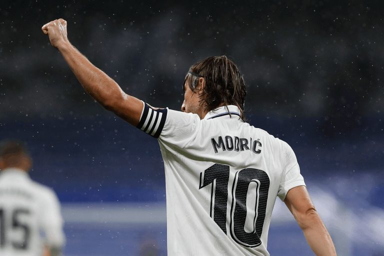 Oferta inesperada a Luka Modric para seguir en Europa