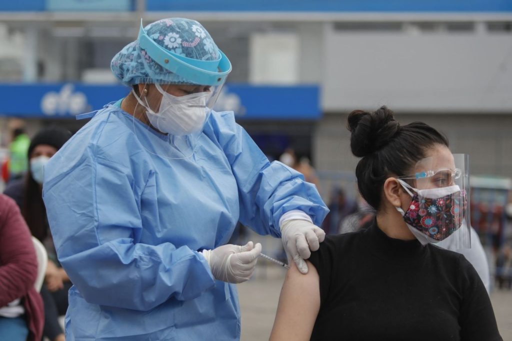 Más Vacunas, El Retorno De Las Mascarillas Y El Pasaporte Covid